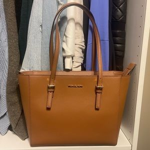 Micheal Kors Jet Set Travel Tote Meduim